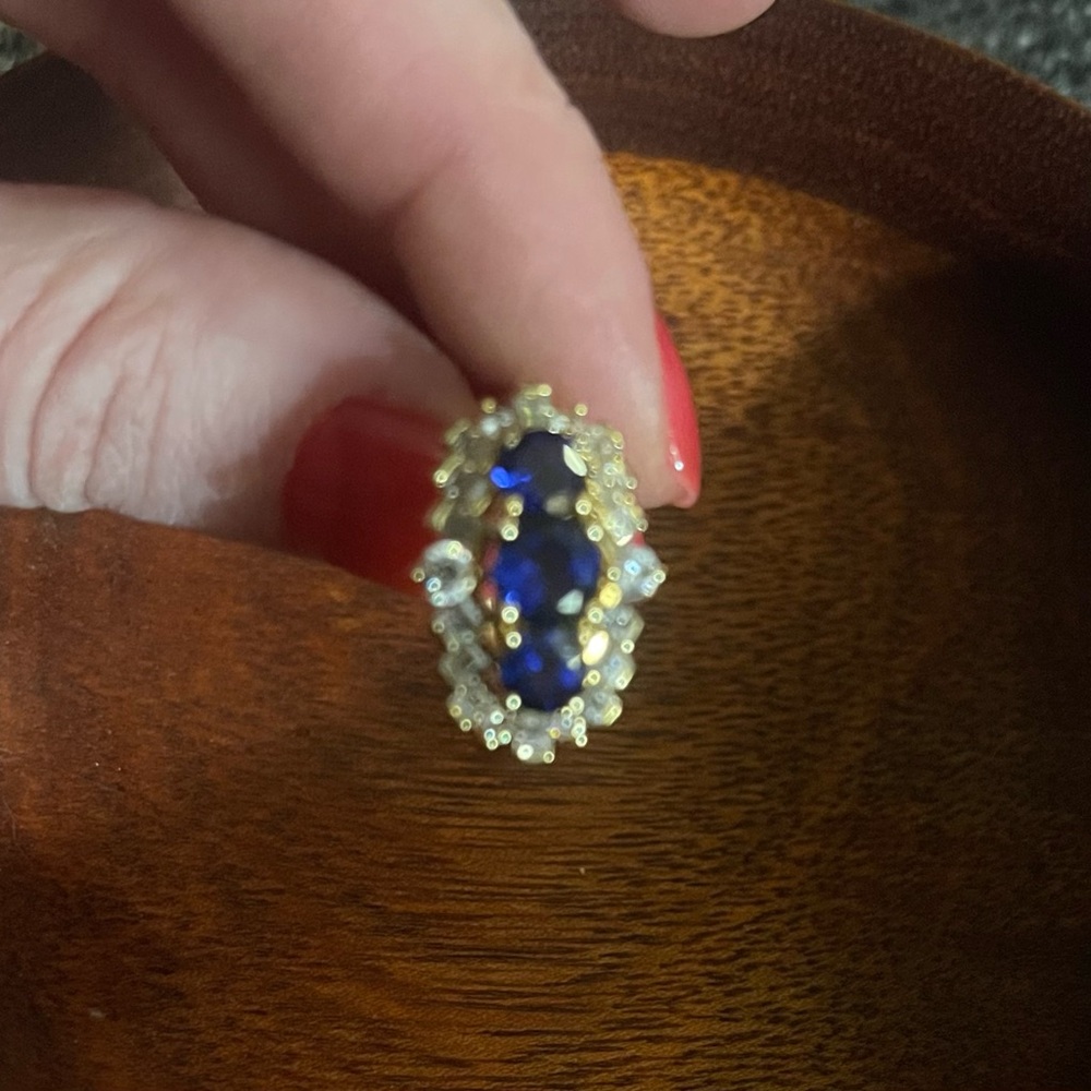 Elegant Gold and Blue Gemstone Ring - Picture 2 of 4